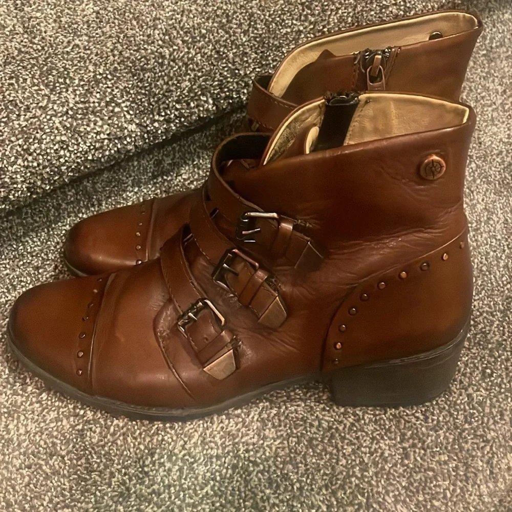 Bussola Leather Ankle Boots - Picture 2 of 10